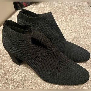 NWT Black Stretch size 10 shoes…comfortable and stylish! Never worn